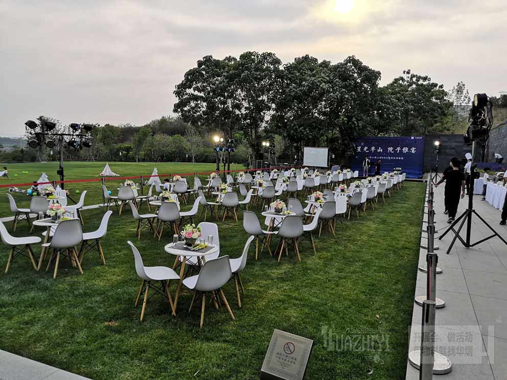 伊姆斯桌椅租賃現(xiàn)場注重舒適性和實用性