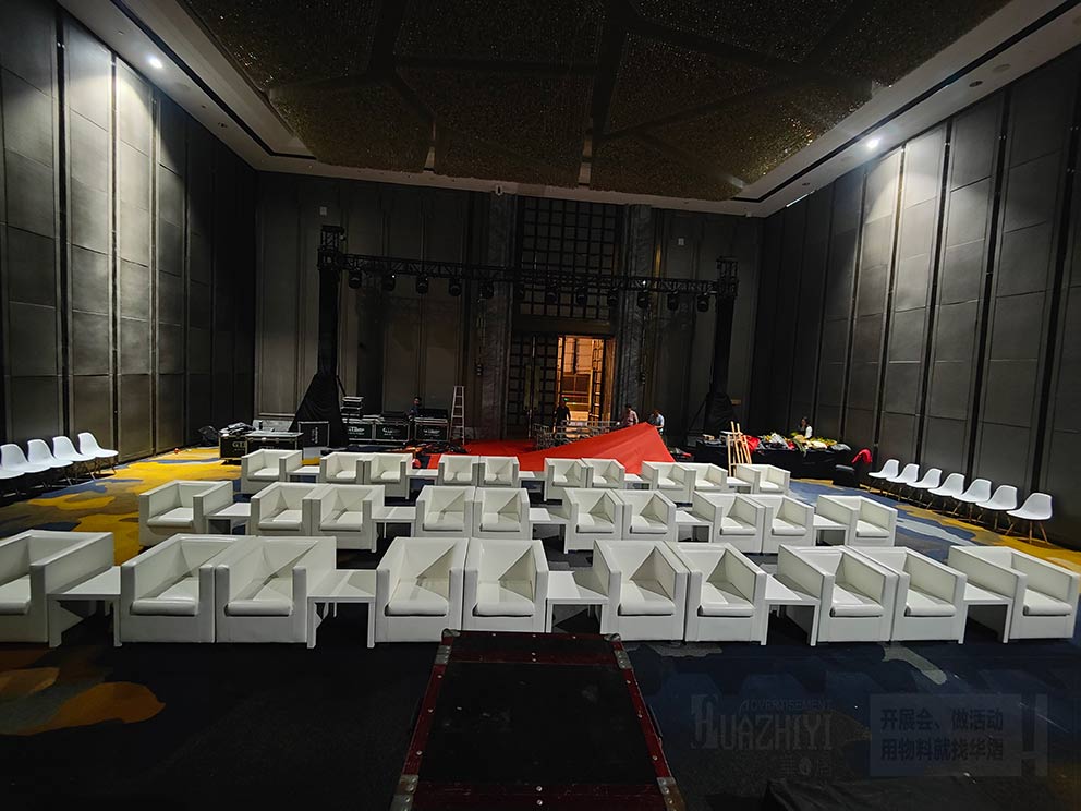 皮質沙發(fā)出租是美學的新詮釋