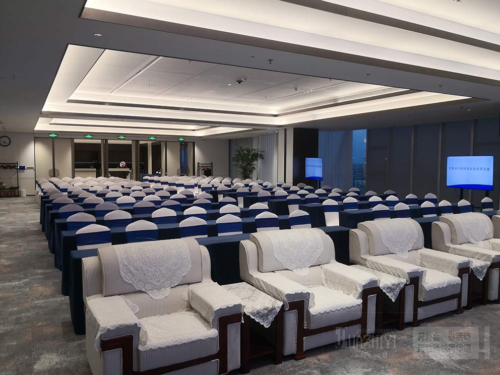 2024金融島講堂租賃長(zhǎng)條桌會(huì)議桌椅