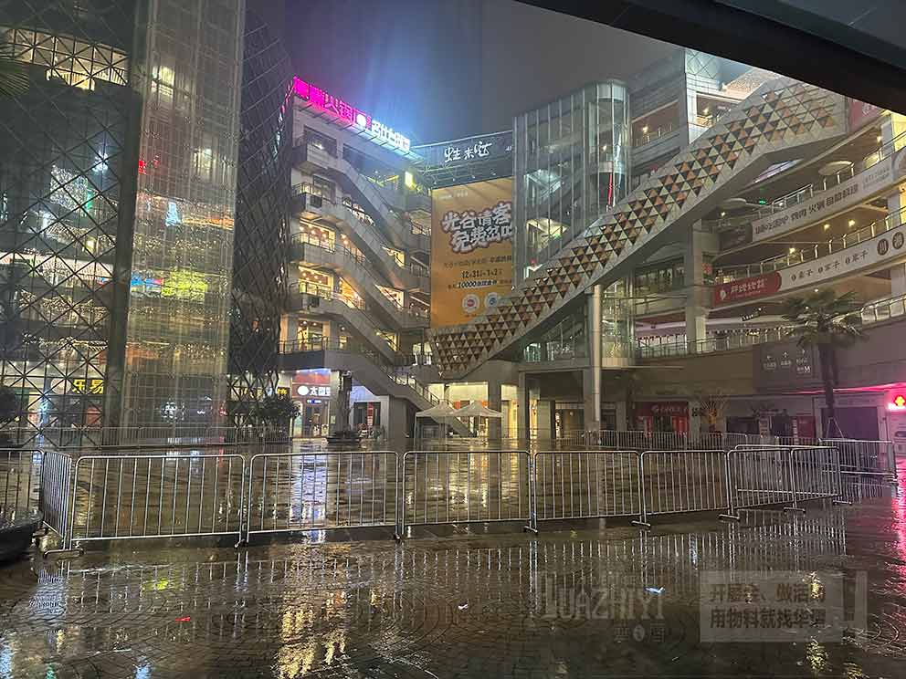 鐵馬護(hù)欄出租在步行街保證安全暢通