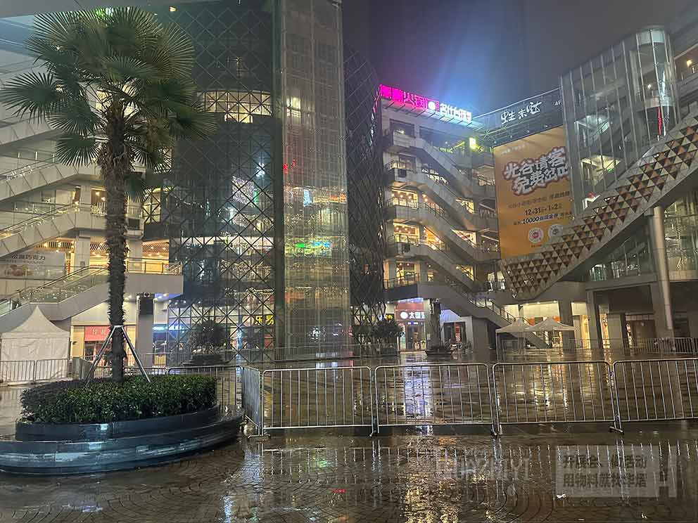 鐵馬護(hù)欄出租在步行街保證安全暢通