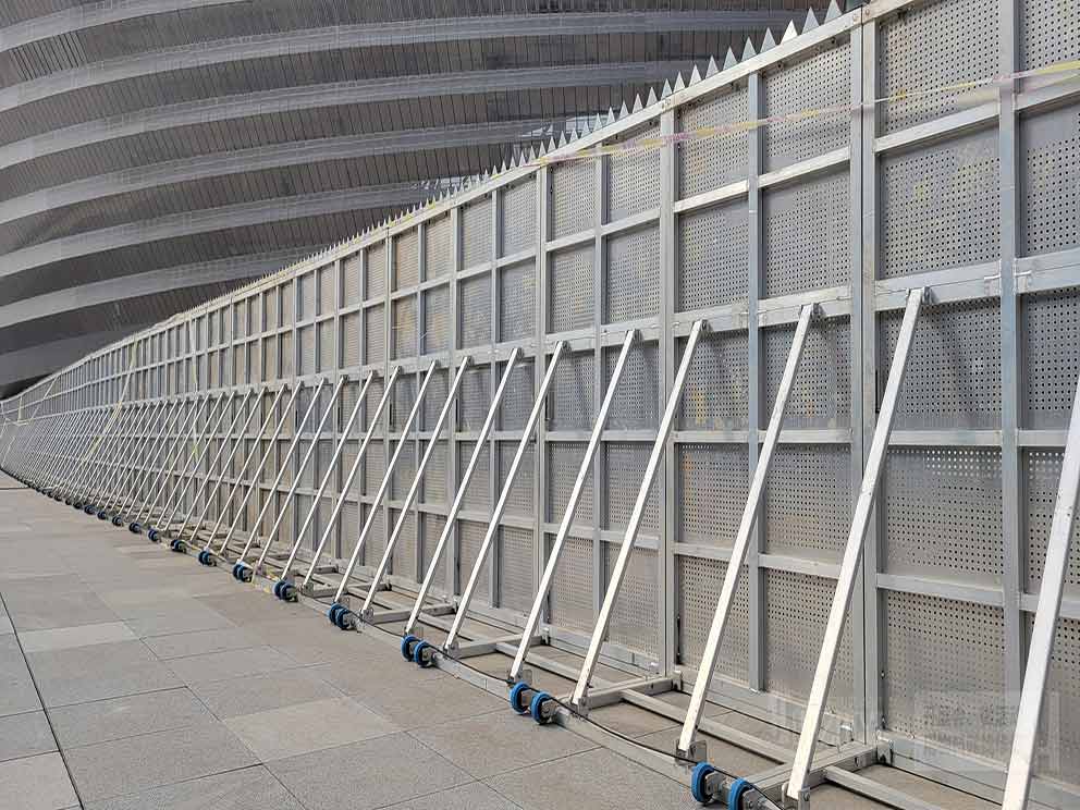 奧體防爆墻現(xiàn)場直拍—華熠廠家保駕護航