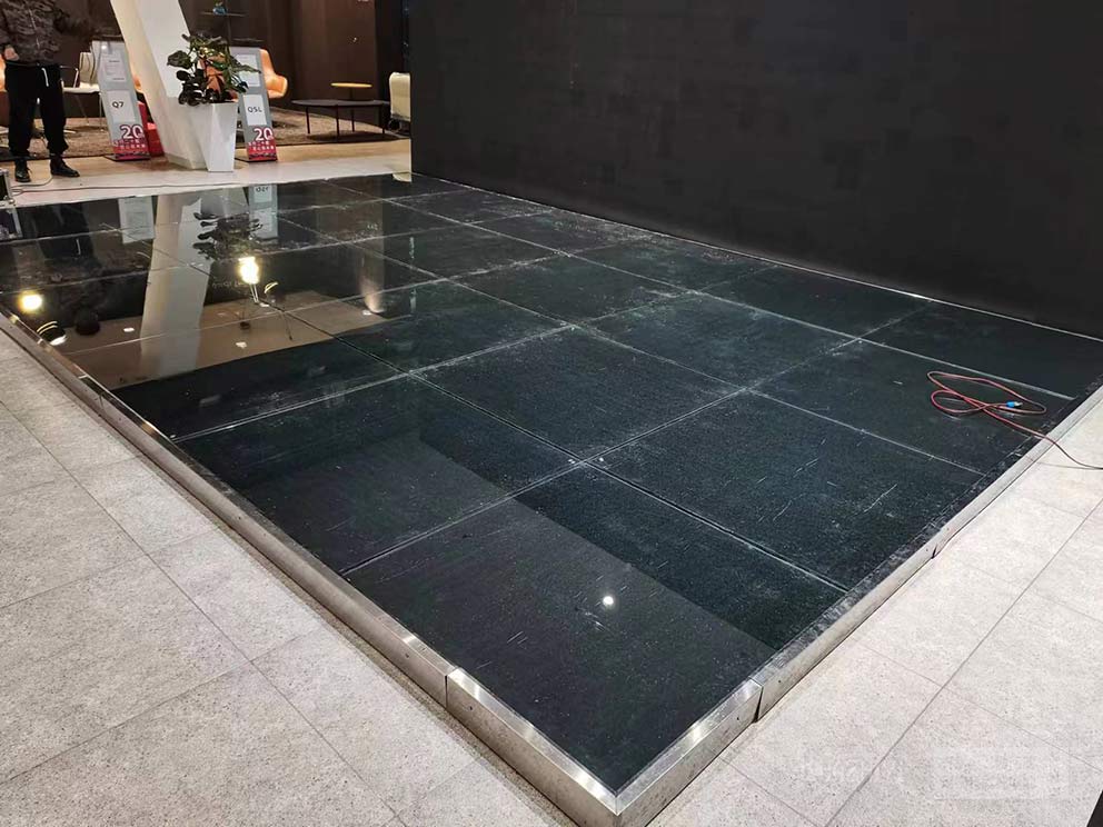 豐之元玻璃地臺現(xiàn)場鋪設(shè)