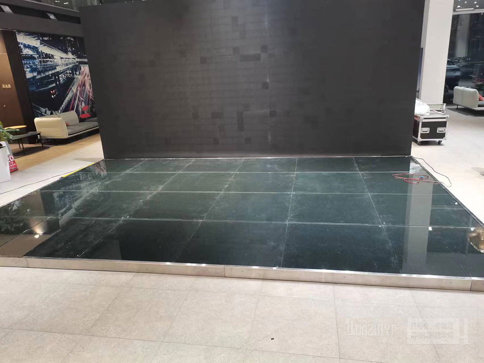 豐之元玻璃地臺現(xiàn)場鋪設(shè)