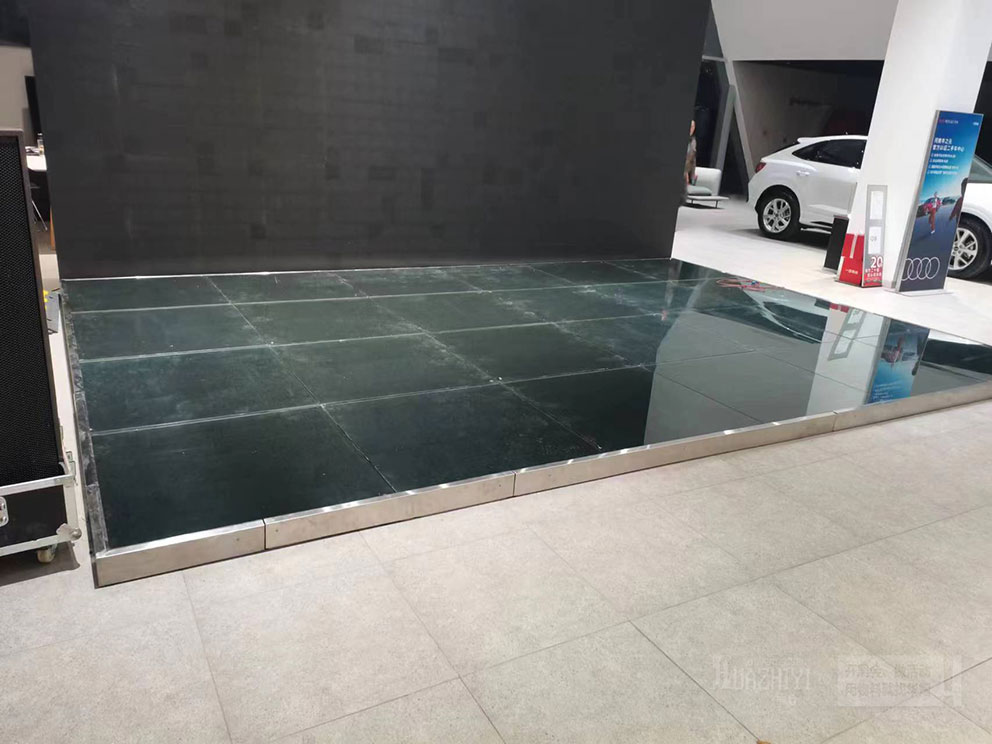 豐之元玻璃地臺現(xiàn)場鋪設(shè)