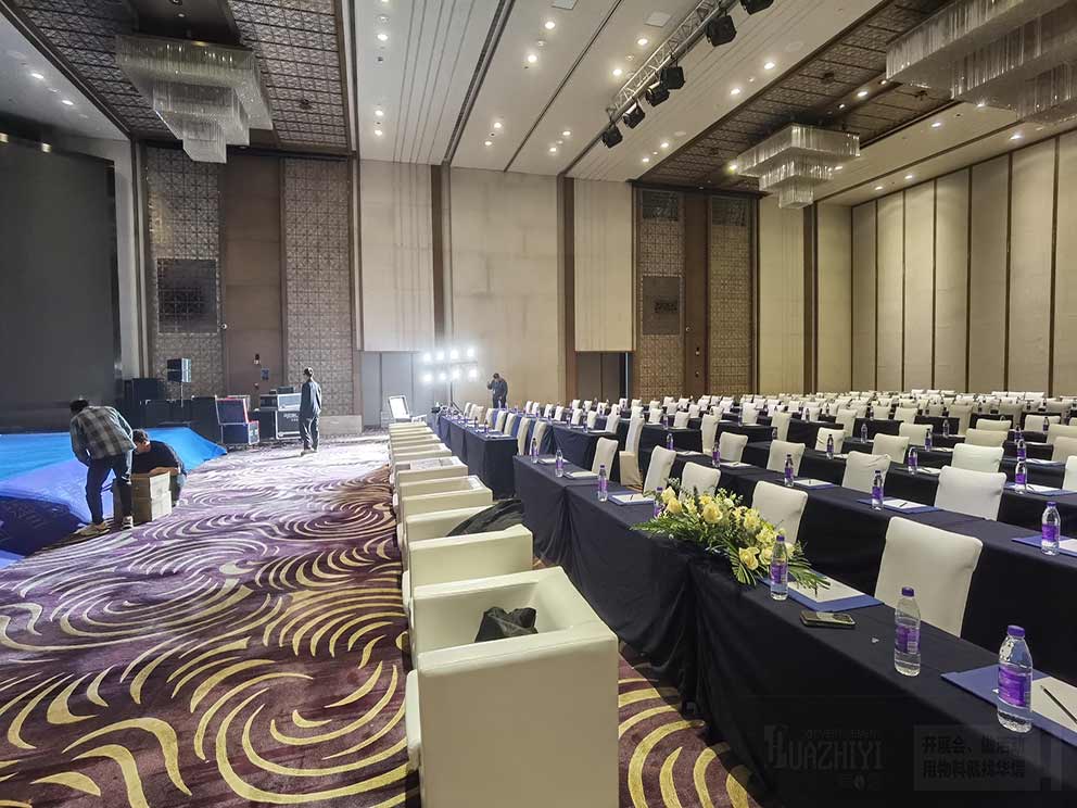 酒店臨時活動租賃使用白色皮質沙發(fā)和茶幾