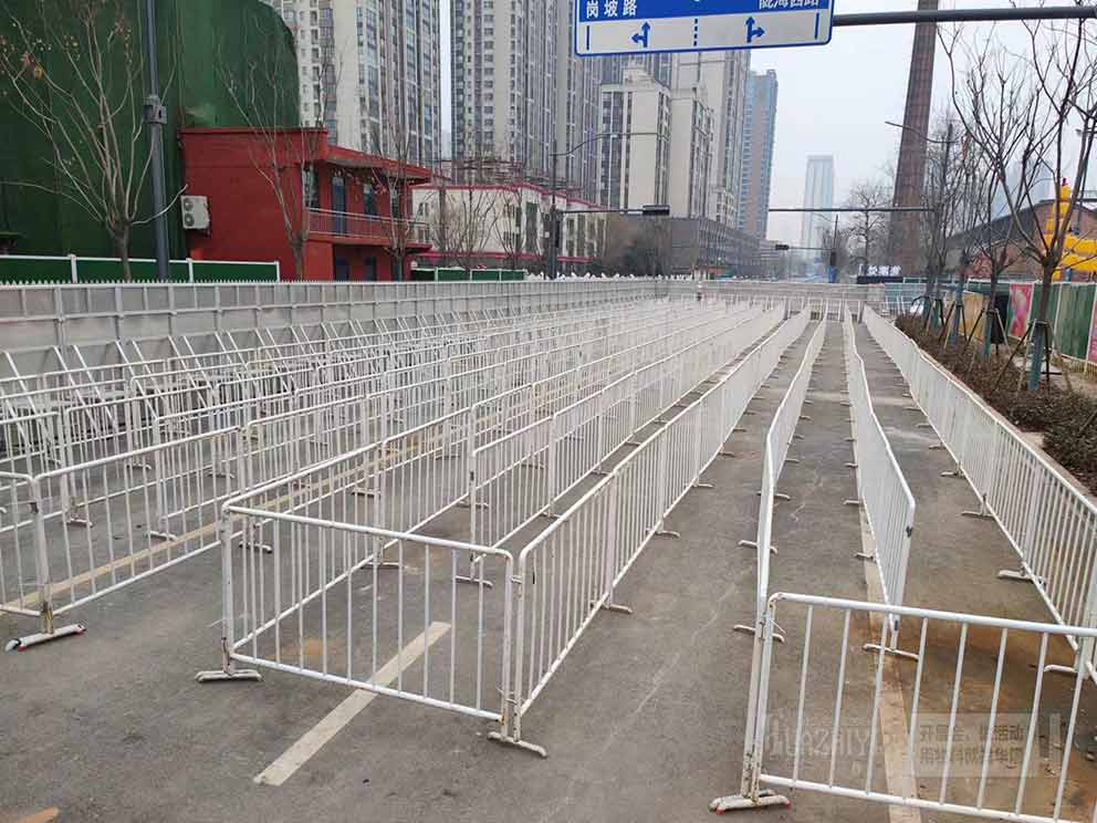 室外燈會(huì)現(xiàn)場(chǎng)出租使用鐵馬護(hù)欄的好處