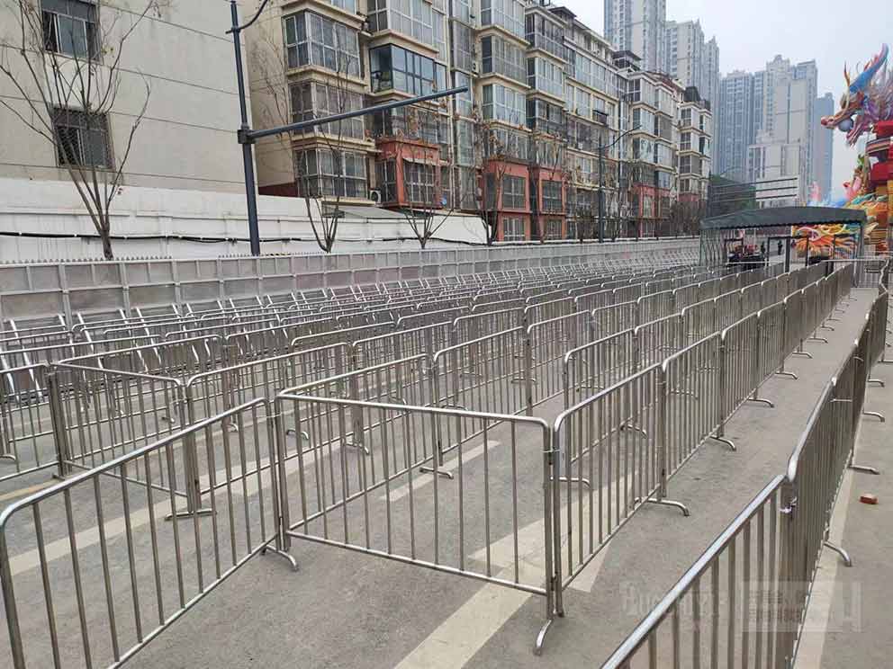 室外燈會(huì)現(xiàn)場(chǎng)出租使用鐵馬護(hù)欄的好處