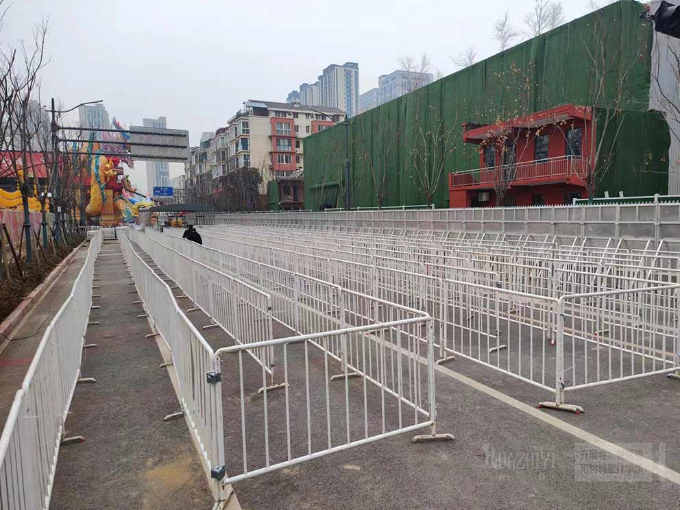室外燈會(huì)現(xiàn)場(chǎng)出租使用鐵馬護(hù)欄的好處