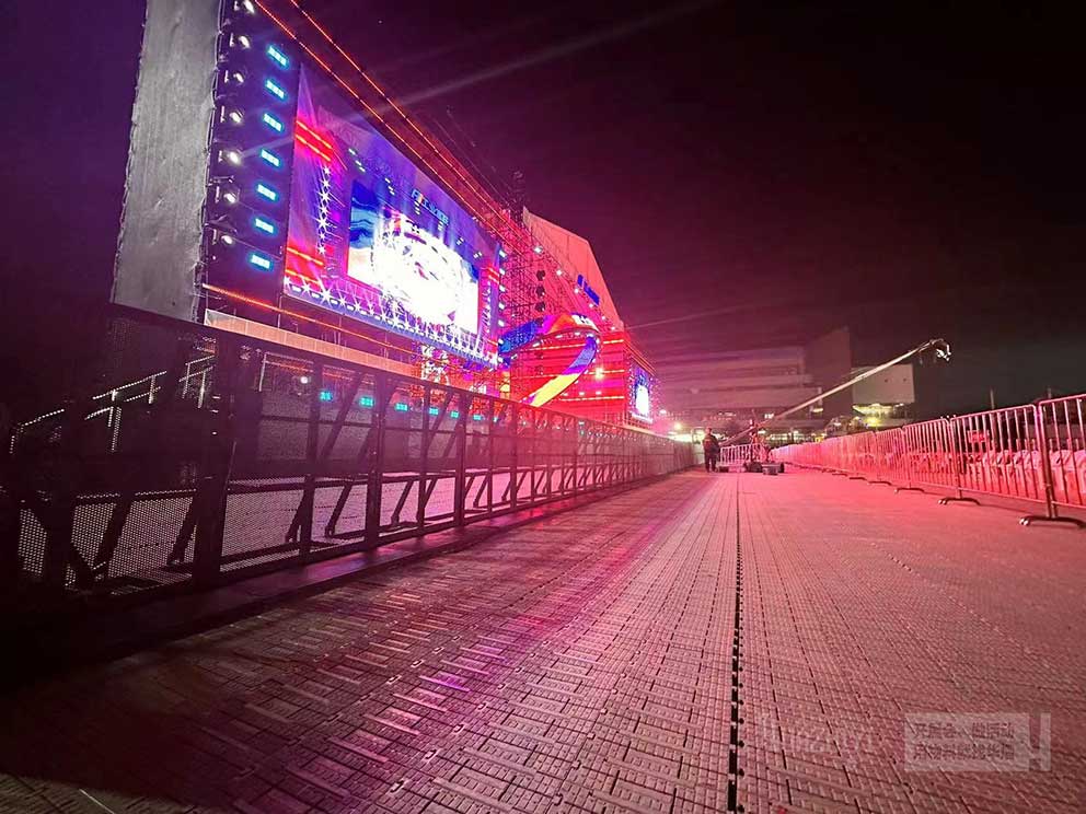 企業(yè)年會(huì)現(xiàn)場租賃華熠防爆欄作為安全隔離