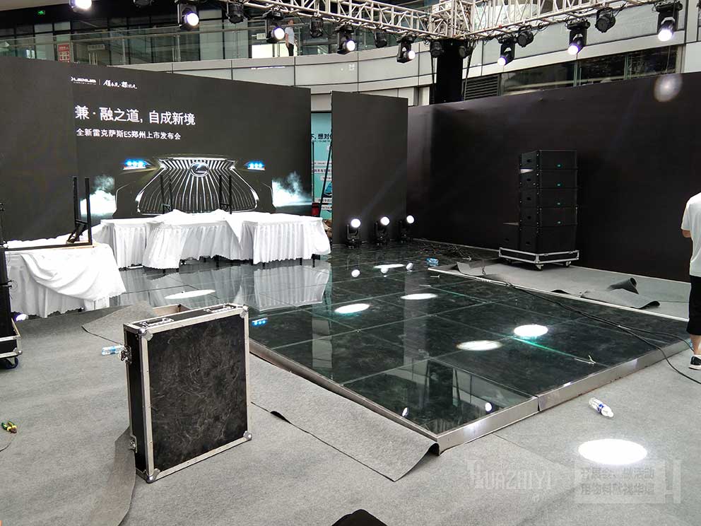 品牌汽車發(fā)布會搭建玻璃地臺