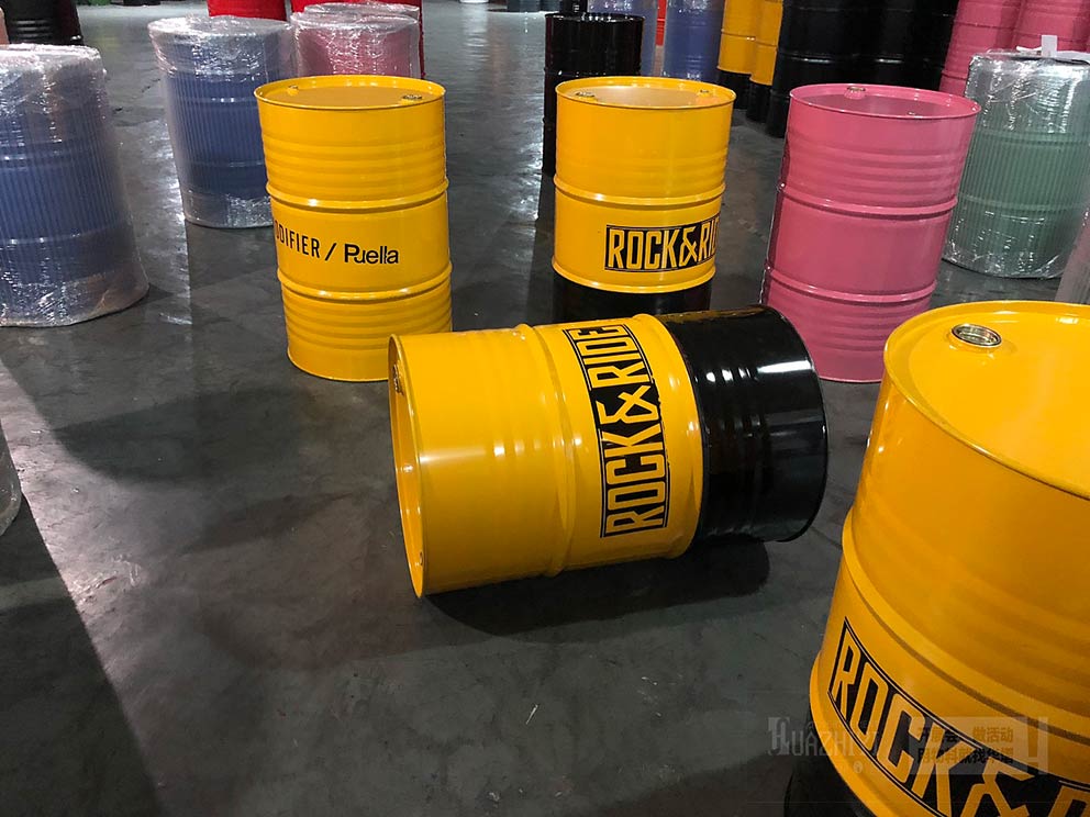 油桶作為一種裝飾用在活動(dòng)現(xiàn)場很有創(chuàng)意