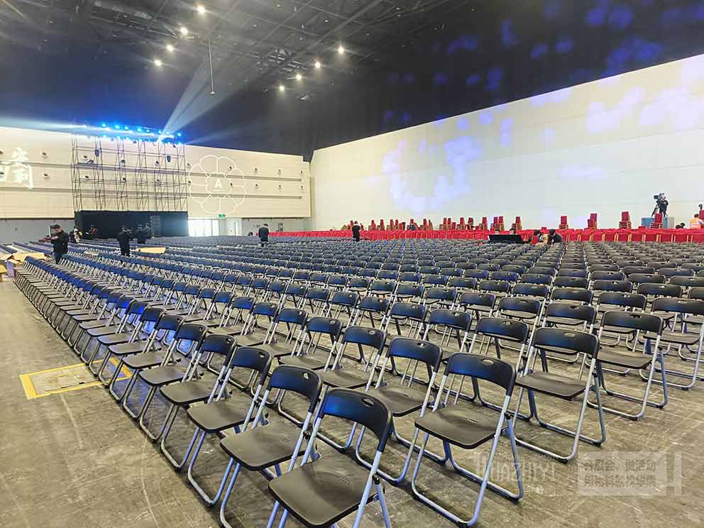 黑色折疊椅租賃適合用在大型會(huì)議活動(dòng)