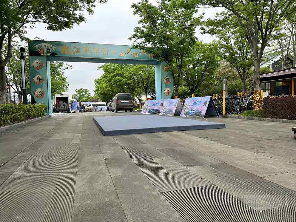 汽車(chē)品牌展車(chē)使用華熠地臺(tái)租賃有很多優(yōu)點(diǎn)