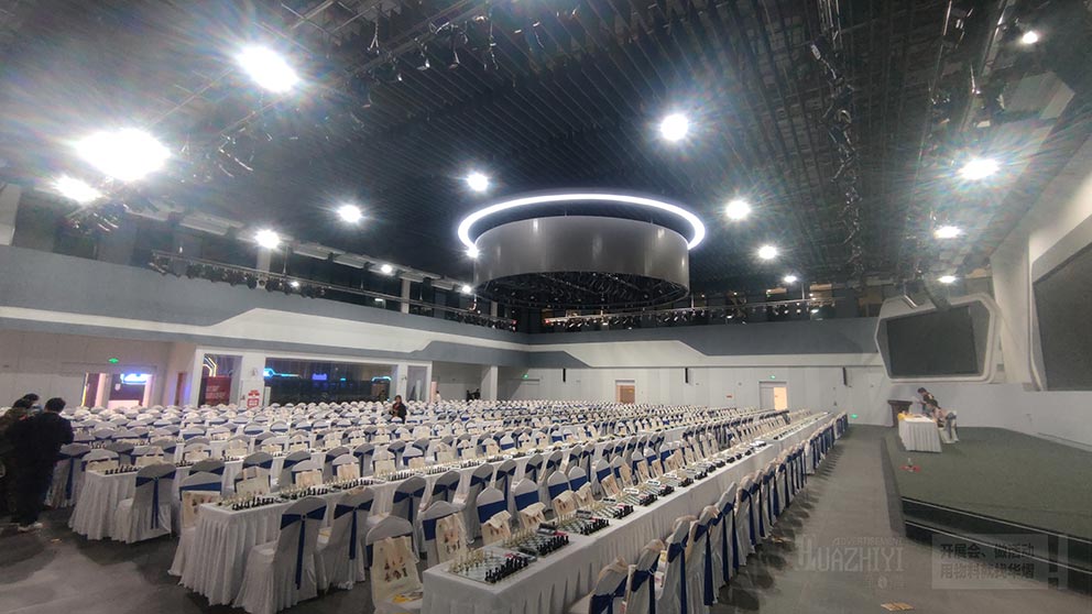 華熠桌椅租賃廠家布置“2024銅雀臺杯河南省國際象棋春季等級賽”現場長條桌貴賓椅