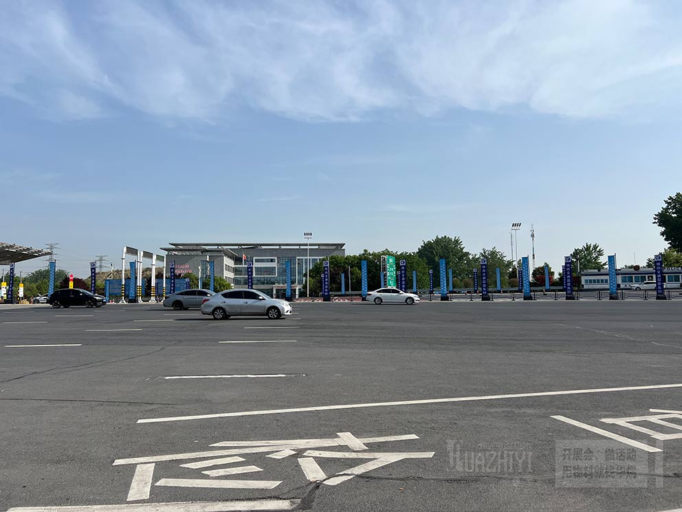 華熠公司新款道旗租賃樣式亮相學(xué)術(shù)會(huì)議現(xiàn)場(chǎng)