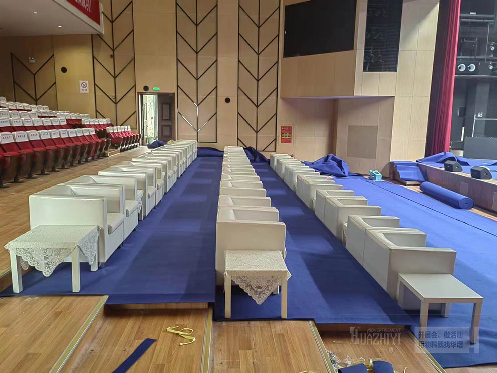 白色皮質(zhì)沙發(fā)租賃公司助力活動(dòng)現(xiàn)場(chǎng)，搭配茶幾打造高雅氛圍