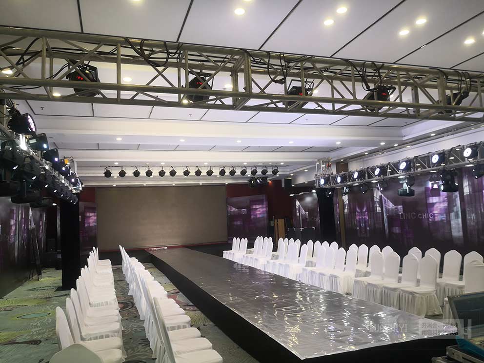 鄭州桌椅租賃是這樣布置活動(dòng)發(fā)布會(huì)現(xiàn)場的