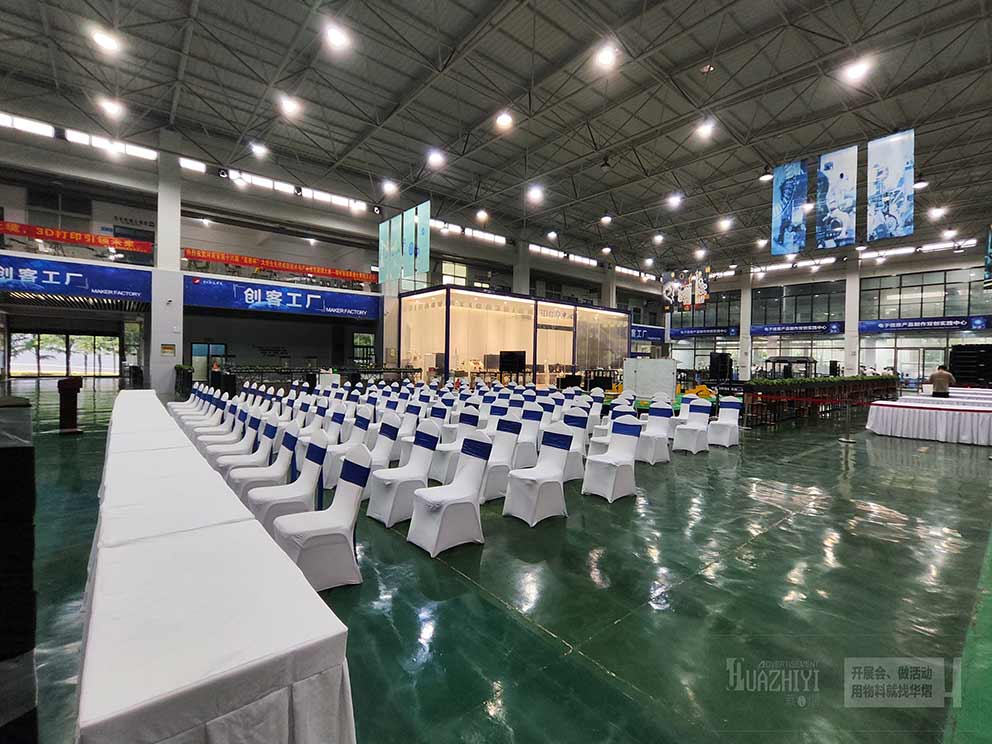 鄭州桌椅出租廠家布場(chǎng)完成，整齊劃一服務(wù)標(biāo)準(zhǔn)化