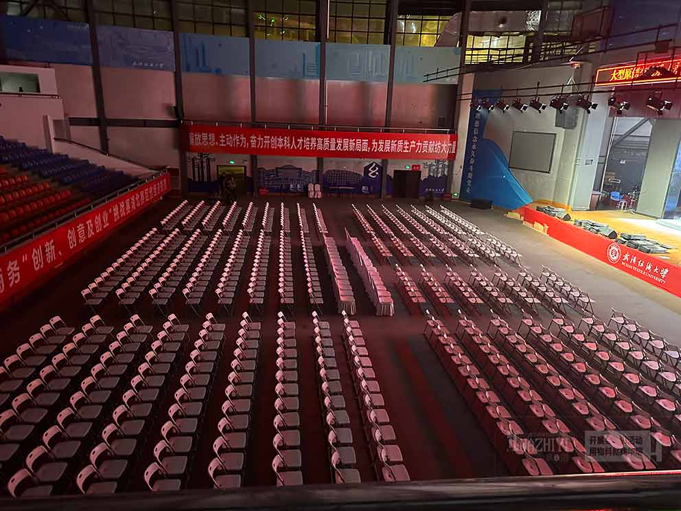 武漢紡織大學(xué)交響樂活動使用了鄭州桌椅出租廠家提供的折疊椅