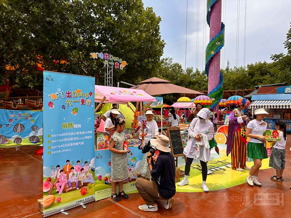 快閃店活動(dòng)的現(xiàn)場(chǎng)物料 T板等由鄭州華熠物料廠家負(fù)責(zé)布置