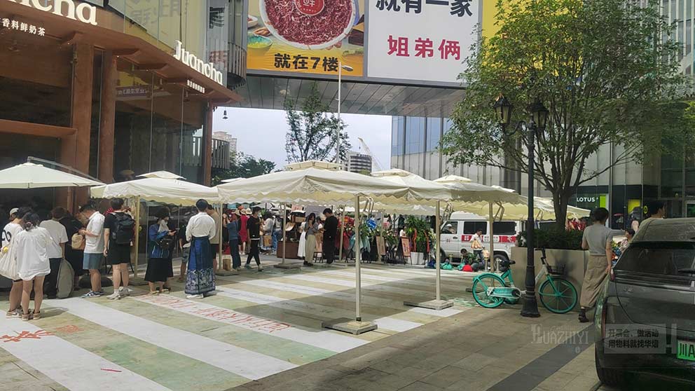 鄭州單邊傘租賃助力正弘城茶飲活動(dòng)，防曬又美觀