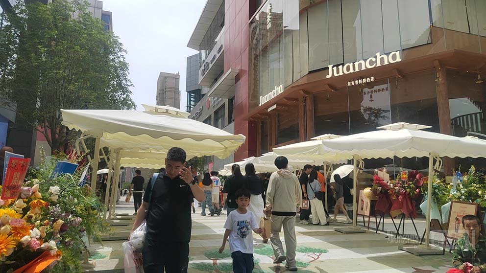 鄭州單邊傘租賃助力正弘城茶飲活動(dòng)，防曬又美觀