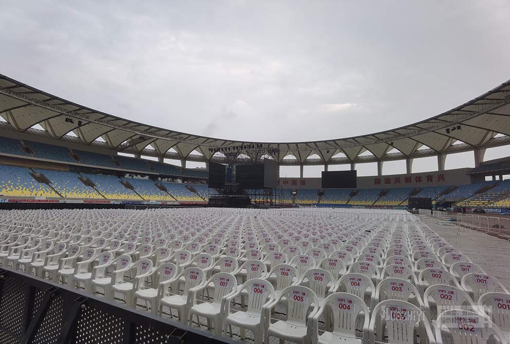 鄭州桌椅租賃提供7000把沙灘椅供演唱會使用