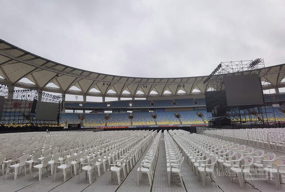 鄭州桌椅租賃提供7000把沙灘椅供演唱會使用