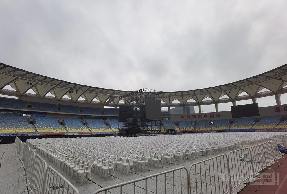 鄭州桌椅租賃提供7000把沙灘椅供演唱會使用