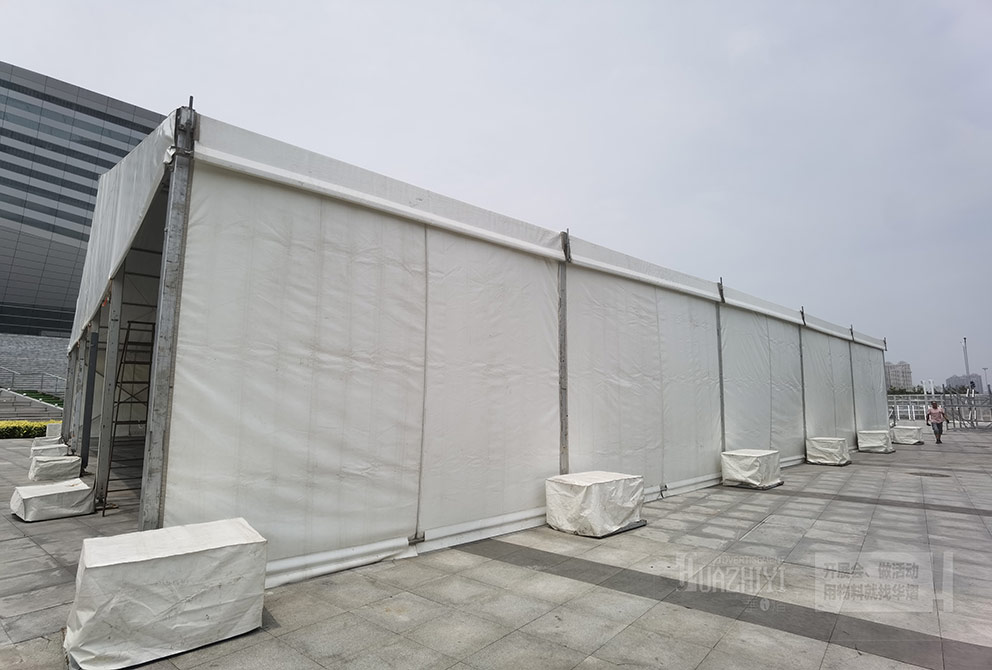 鄭州篷房租賃搭建了一座氣勢(shì)恢宏的安檢篷房