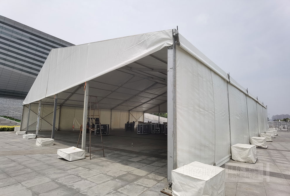 鄭州篷房租賃搭建了一座氣勢(shì)恢宏的安檢篷房