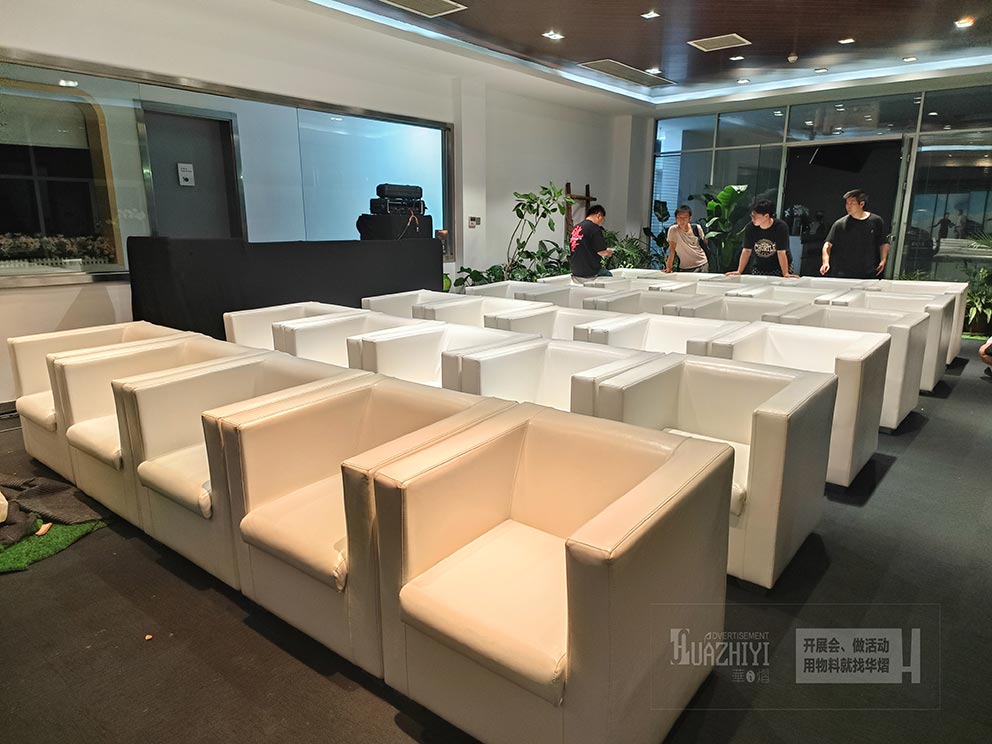 鄭州白色皮質(zhì)沙發(fā)出租現(xiàn)場，簡約大氣