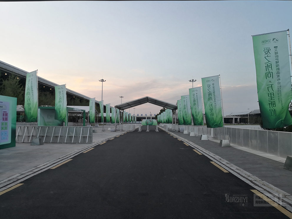 艾暖昕璀璨新品發(fā)布會(huì)現(xiàn)場(chǎng)的道旗出租由鄭州華熠廠家提供