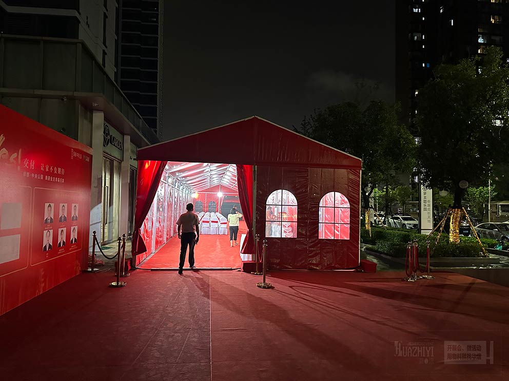 鄭州地產(chǎn)篷房租賃搭建的紅色篷房十分喜慶熱鬧