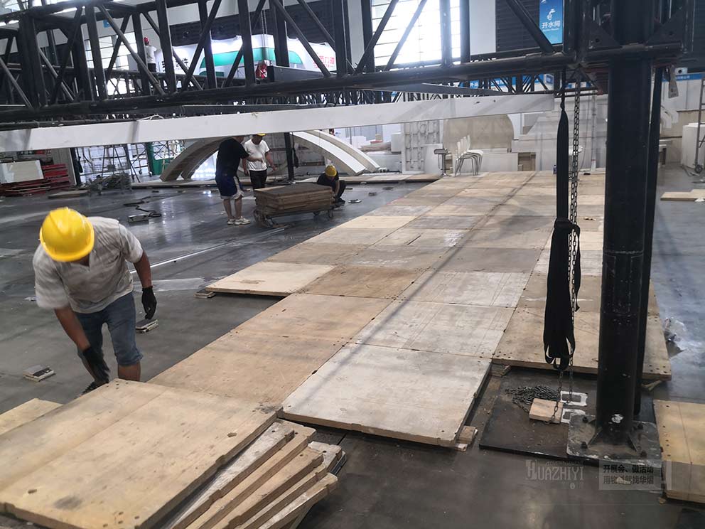 鄭州舞臺出租廠家正在鋪設中原國際會展中心地臺現(xiàn)場