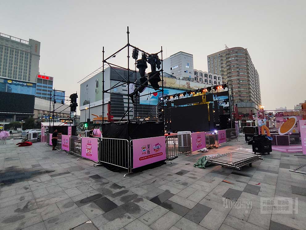 鄭州鐵馬護欄租賃廠家助力零食快閃活動，打造安全有序現(xiàn)場