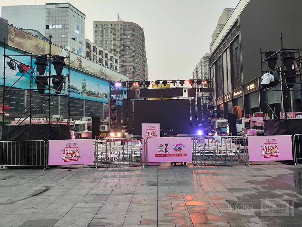 鄭州鐵馬護欄租賃廠家助力零食快閃活動，打造安全有序現(xiàn)場