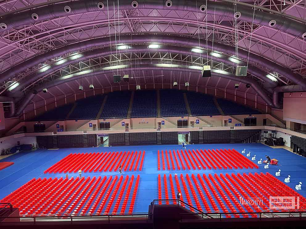 鄭州桌椅出租廠家布置臨時會場現(xiàn)場，紅色塑料凳整齊劃一