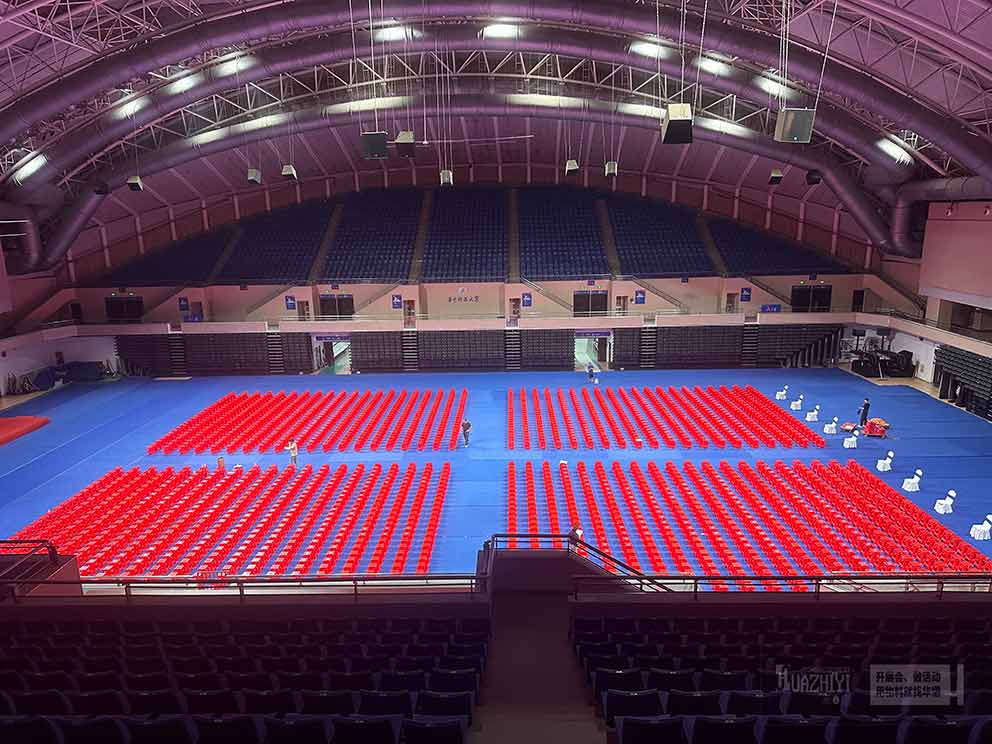 鄭州桌椅出租廠家布置臨時會場現(xiàn)場，紅色塑料凳整齊劃一