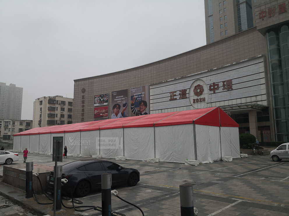 鄭州華熠篷房租賃廠家夏季布場(chǎng)—紅頂白篷篷房已經(jīng)搭建完畢