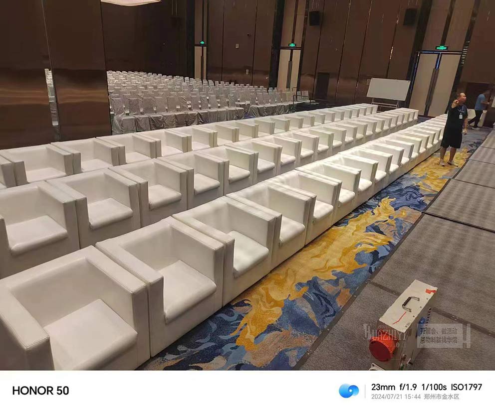 鄭州沙發(fā)租賃廠家布置活動現(xiàn)場—白色皮質(zhì)沙發(fā)盡顯質(zhì)感