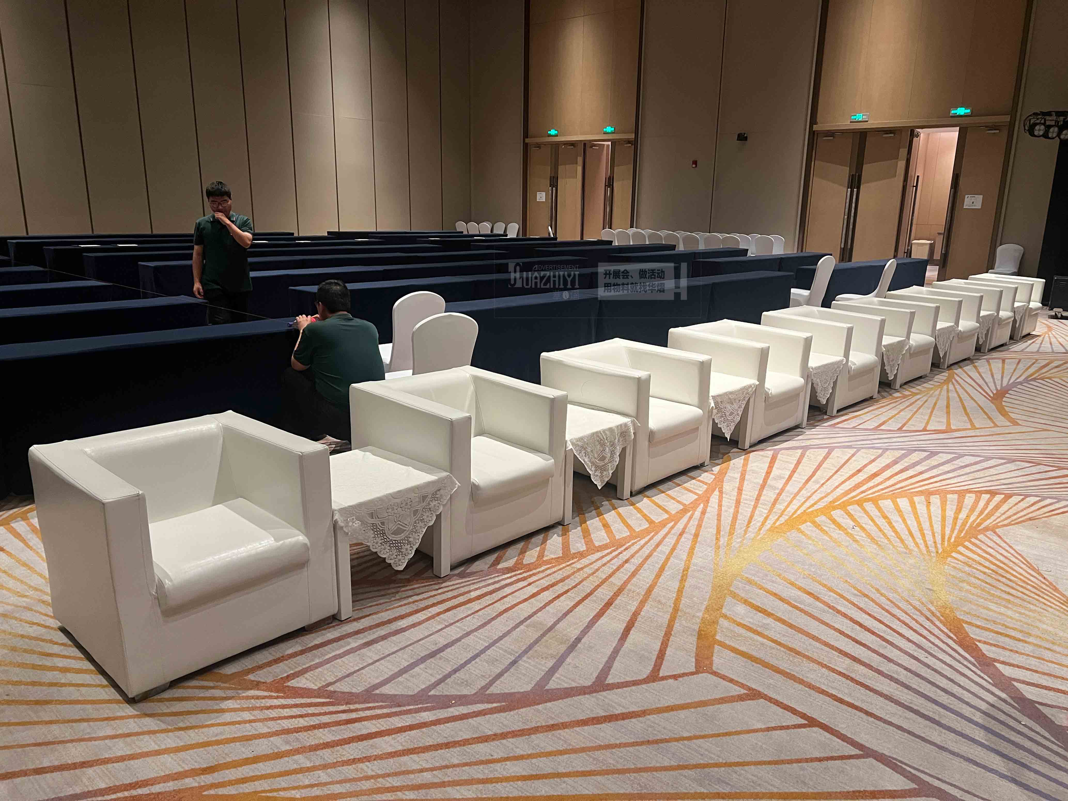 洛陽(yáng)沙發(fā)租賃廠家:以白色皮質(zhì)沙發(fā)點(diǎn)亮酒店會(huì)議廳