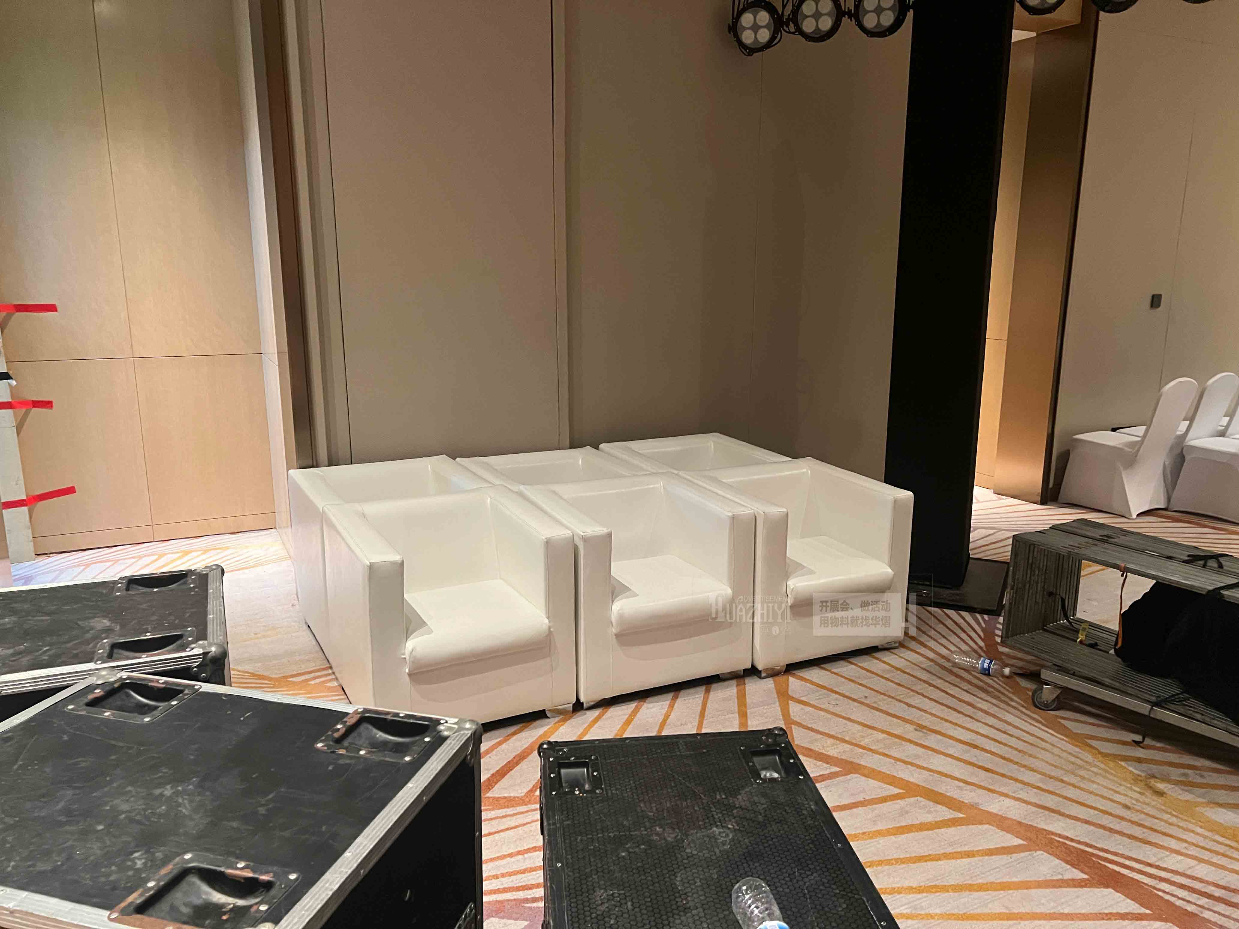 洛陽(yáng)沙發(fā)租賃廠家:以白色皮質(zhì)沙發(fā)點(diǎn)亮酒店會(huì)議廳