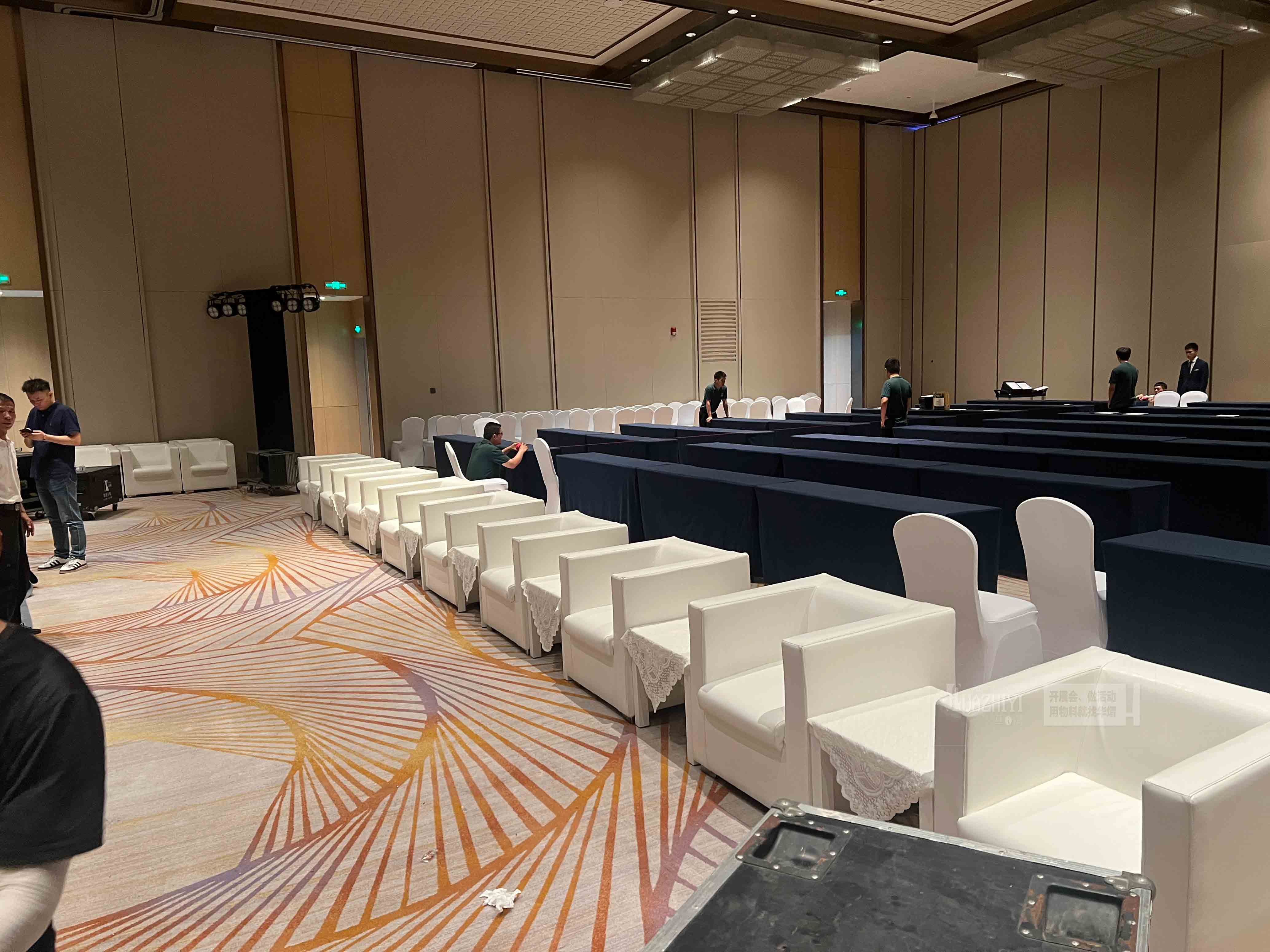 洛陽(yáng)沙發(fā)租賃廠家:以白色皮質(zhì)沙發(fā)點(diǎn)亮酒店會(huì)議廳