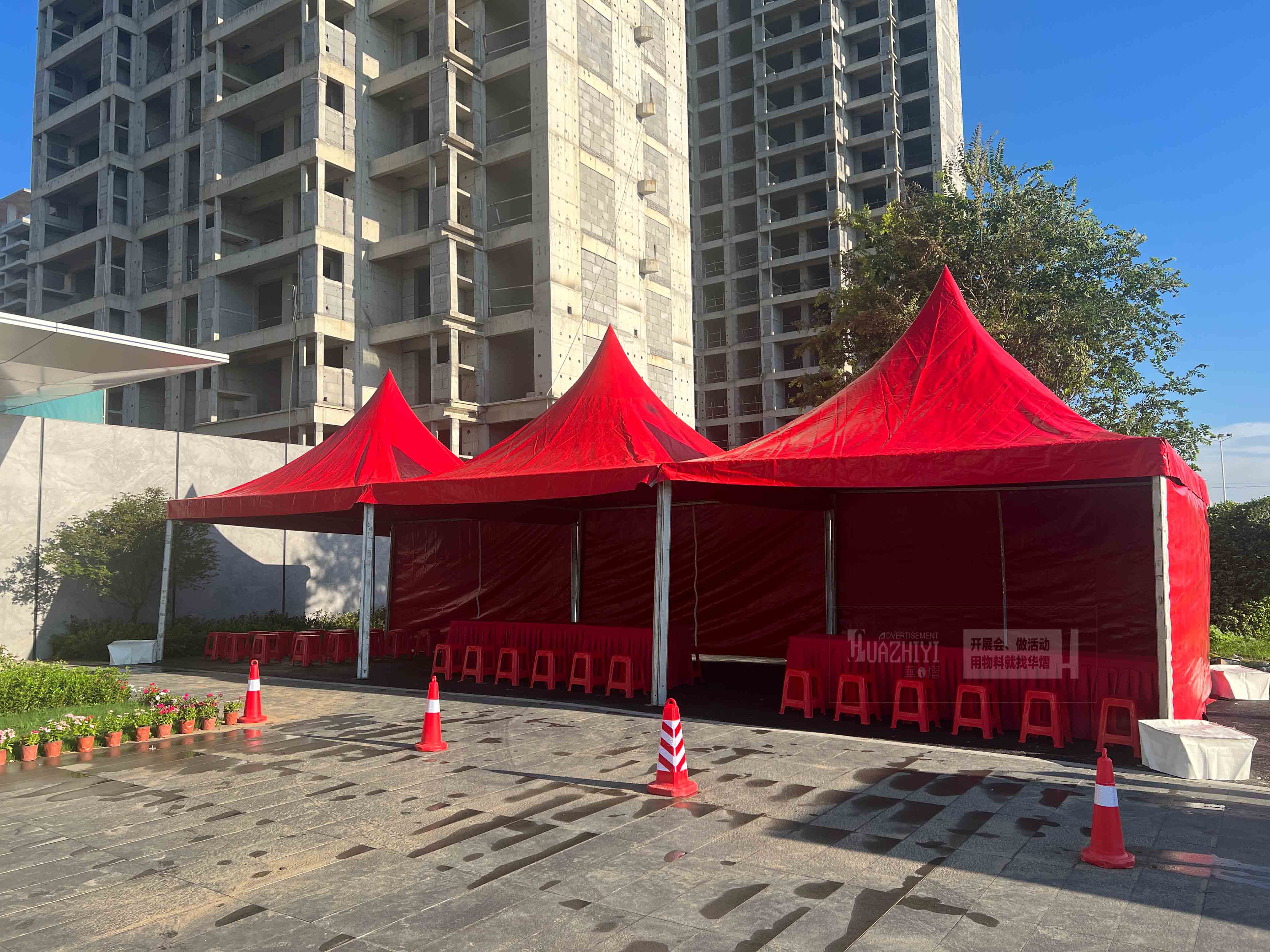 洛陽篷房出租紅色尖頂篷房璀璨亮相，為活動增添一抹亮色