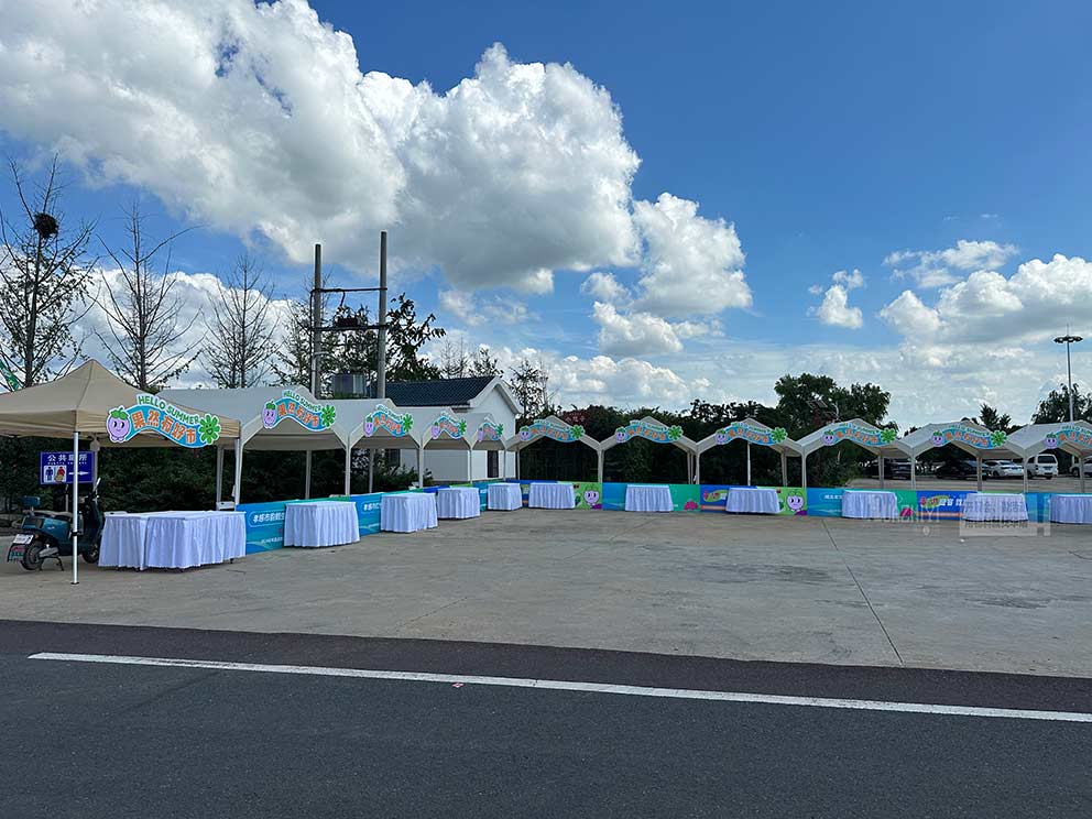 藍(lán)天白云下的新鄉(xiāng)帳篷出租十分協(xié)調(diào)美觀，形成了一副美麗的畫卷