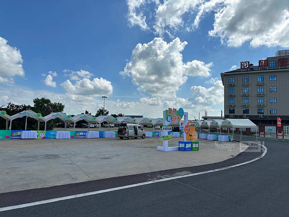 藍(lán)天白云下的新鄉(xiāng)帳篷出租十分協(xié)調(diào)美觀，形成了一副美麗的畫卷