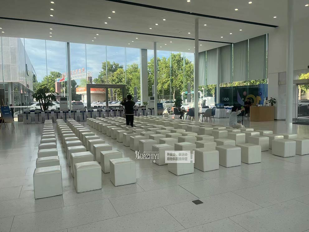 洛陽沙發(fā)出租公司提供小鵬10年熱愛之夜沙發(fā)凳