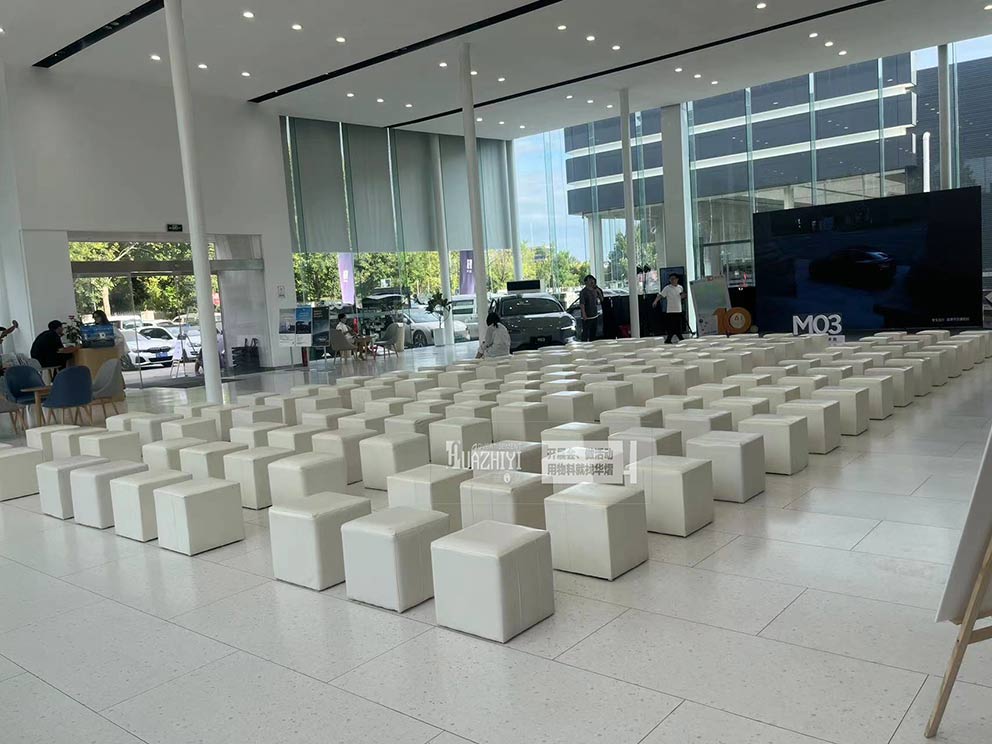 洛陽沙發(fā)出租公司提供小鵬10年熱愛之夜沙發(fā)凳